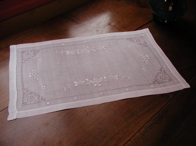Wonderful table centre in Pinã with silk white &drawn thread embroidered flowers