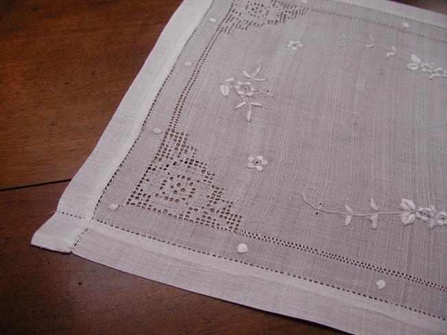 Wonderful table centre in Pinã with silk white &drawn thread embroidered flowers