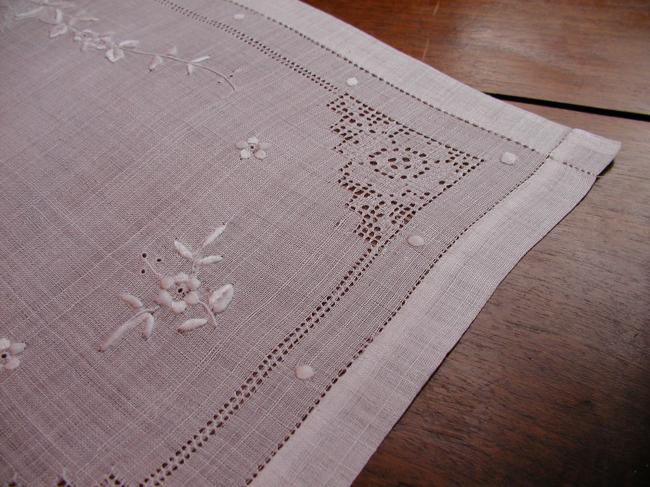 Wonderful table centre in Pinã with silk white &drawn thread embroidered flowers