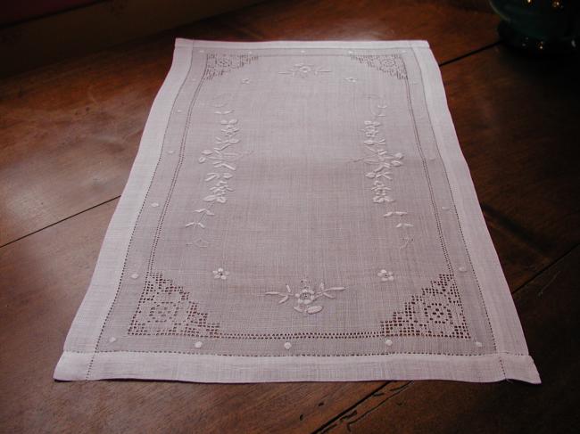 Wonderful table centre in Pinã with silk white &drawn thread embroidered flowers