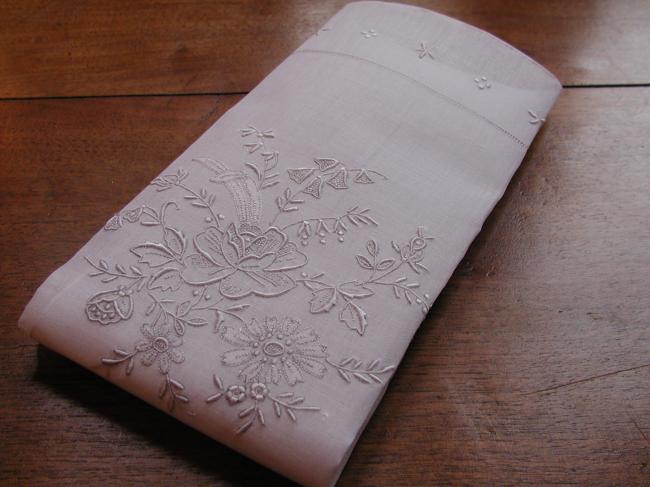 Stunning hand embroidered handkerchief with lovely bouquet of flowers