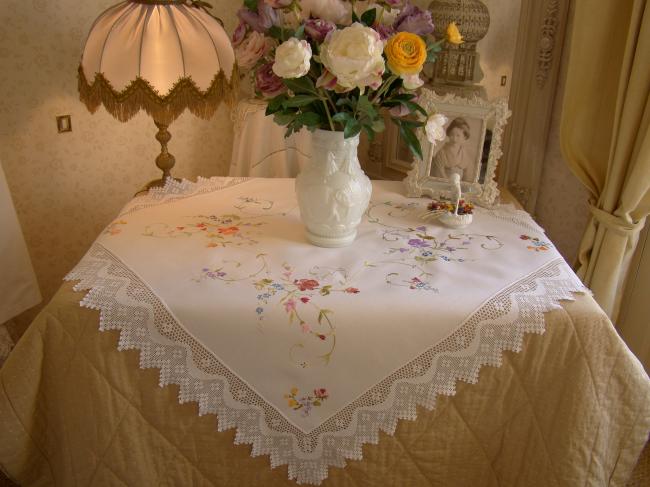 Ravissante nappe brodée de larges rinceaux de fleurs et dentelle