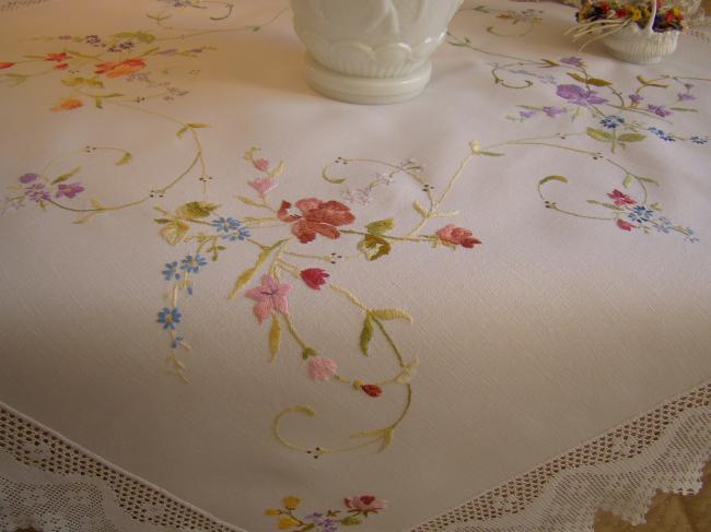 Ravissante nappe brodée de larges rinceaux de fleurs et dentelle