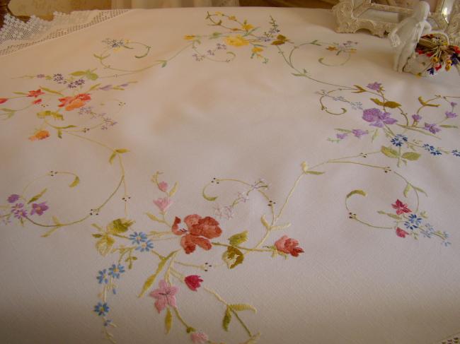 Ravissante nappe brodée de larges rinceaux de fleurs et dentelle