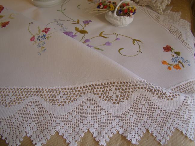 Ravissante nappe brodée de larges rinceaux de fleurs et dentelle