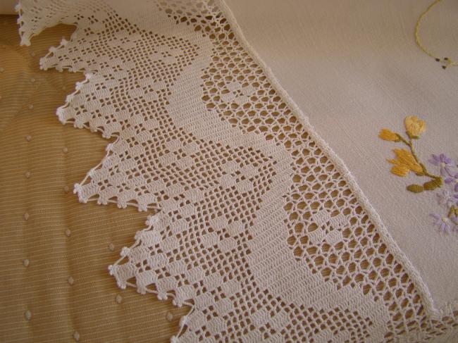 Ravissante nappe brodée de larges rinceaux de fleurs et dentelle