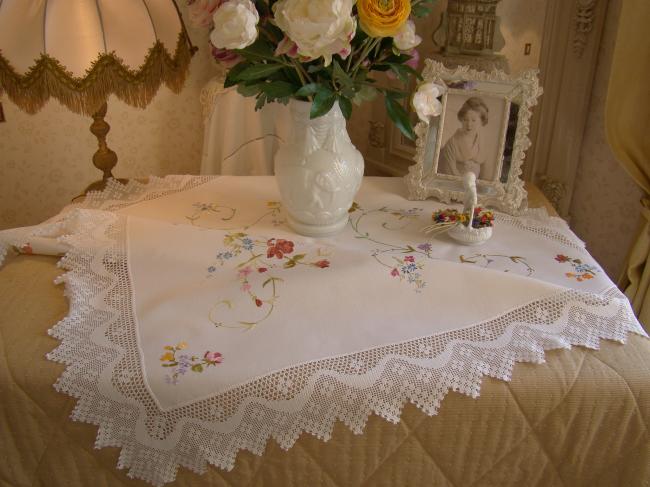 Ravissante nappe brodée de larges rinceaux de fleurs et dentelle