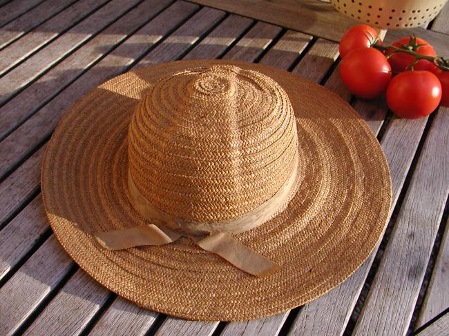 Merveilleux chapeau de femme en paille tressée et petit galon 1930