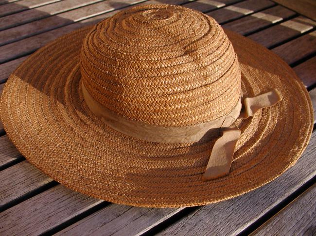 Merveilleux chapeau de femme en paille tressée et petit galon 1930