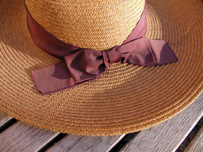 So charming woman straw hat with aubergine large ribbon 1930