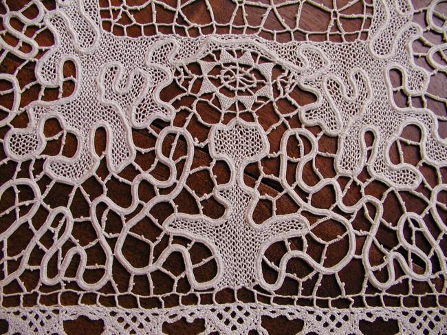 Gorgeous table centre in tape lace, Venisia and Milan stitches, bobbin lace 1890