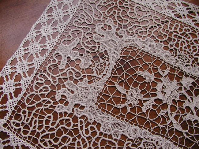 Gorgeous table centre in tape lace, Venisia and Milan stitches, bobbin lace 1890