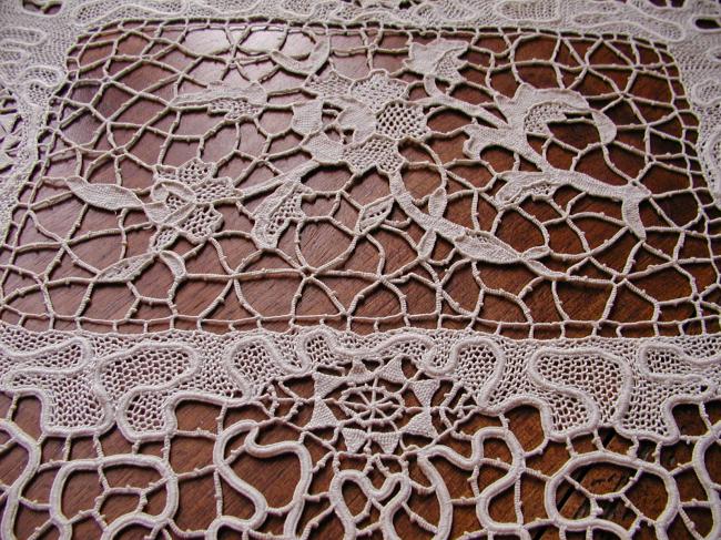 Gorgeous table centre in tape lace, Venisia and Milan stitches, bobbin lace 1890