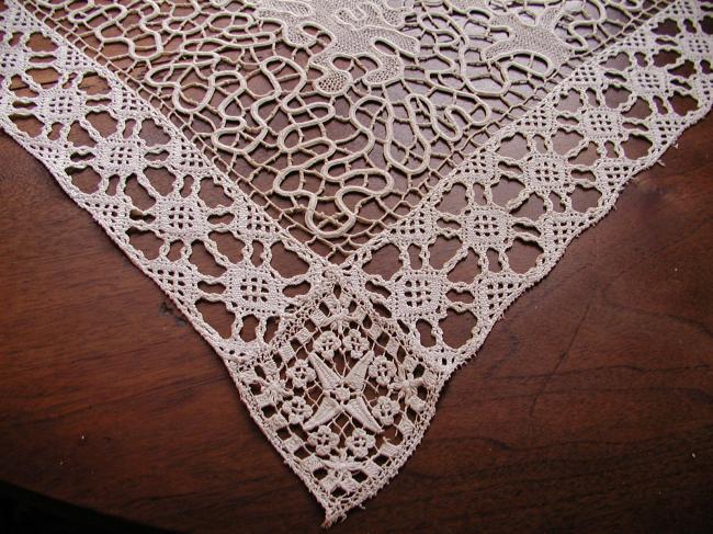Gorgeous table centre in tape lace, Venisia and Milan stitches, bobbin lace 1890