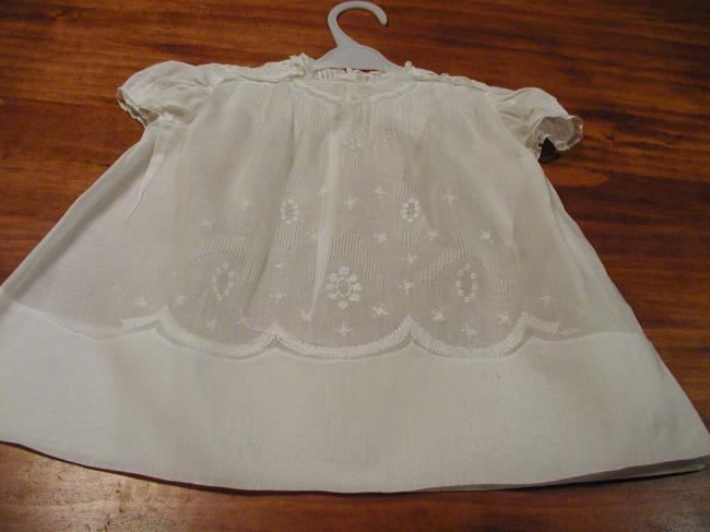 Somptuous little embroidered  baby dress in very fine linon 1900