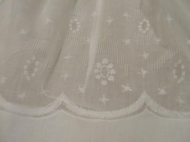 Somptuous little embroidered  baby dress in very fine linon 1900