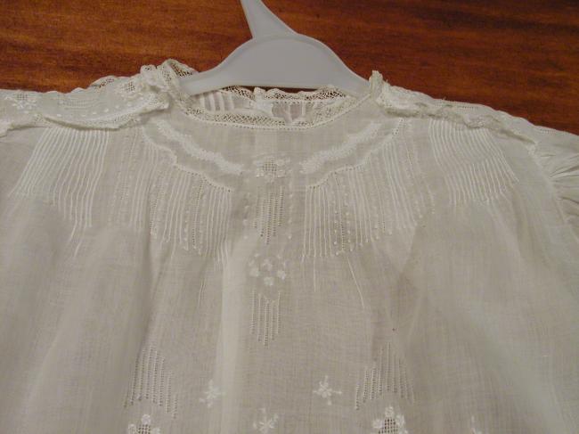 Somptuous little embroidered  baby dress in very fine linon 1900