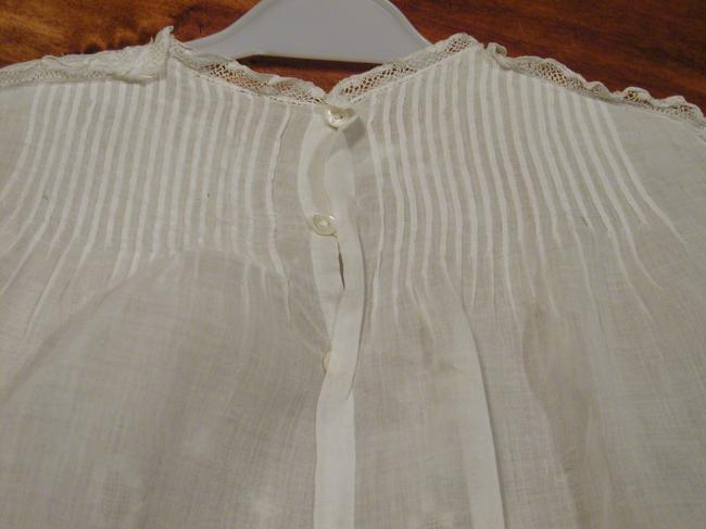 Somptuous little embroidered  baby dress in very fine linon 1900