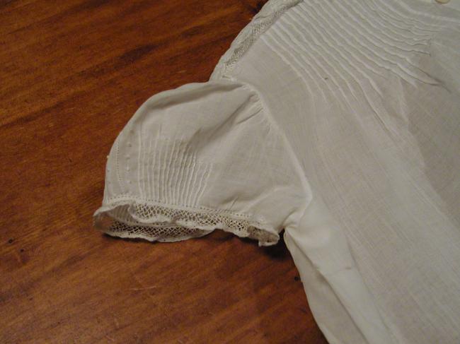 Somptuous little embroidered  baby dress in very fine linon 1900