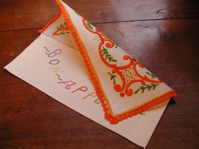 Charmant range-serviette brodé de volutes et petites fleurs oranges