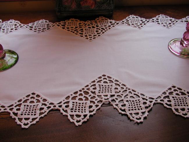 Superb table runner with point de Milan crochet lace 1920-30