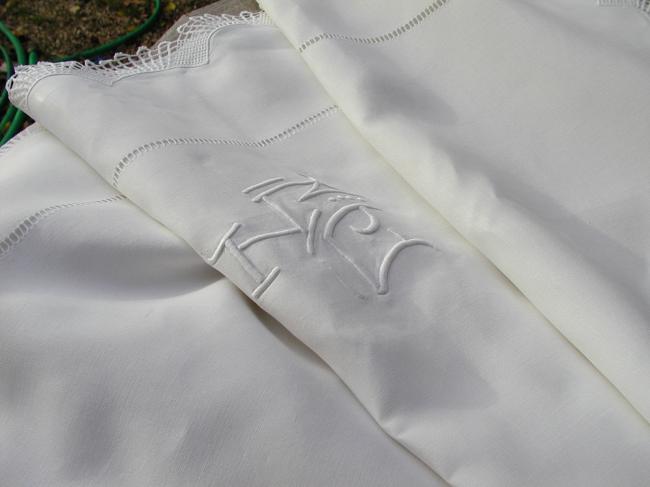 Gorgeous sheet in linen with japonese style monogram HC & crochet lace edging