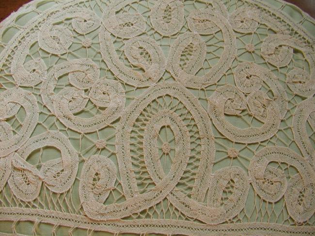 Wonderful tea cosy in Luxeuil lace with its thick satin coton pale green lining