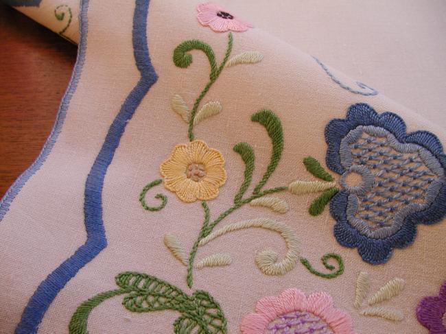 Superbe Jacobean hand-embroidered tablecloth