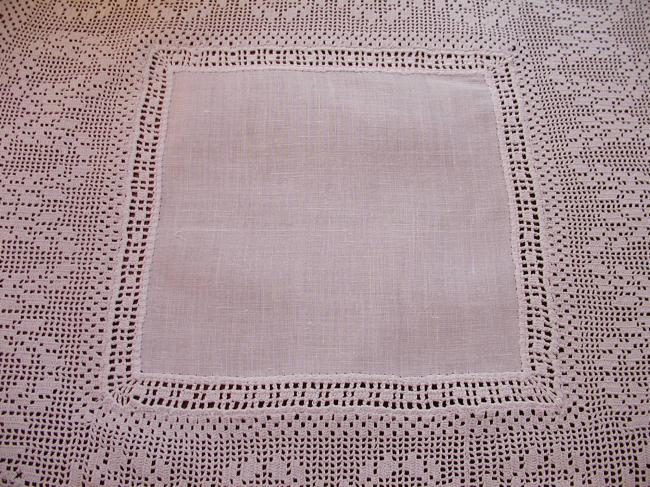 Gorgeous table centre with crochet lace depicting crowns of lauriel
