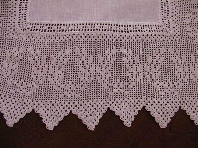 Gorgeous table centre with crochet lace depicting crowns of lauriel