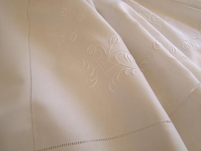 Splendeur de drap en pur fil brodé d'un double monogramme &  cages d'Amour