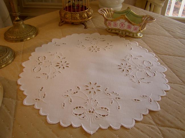 Romantique centre de table festonné avec broderie de fleurs à la Richelieu