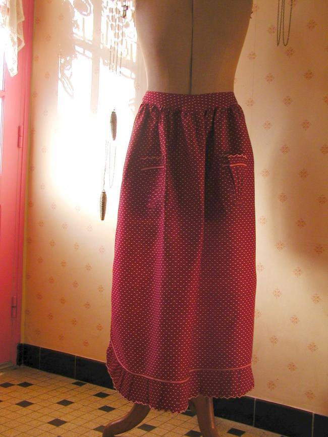 Adorable apron in garnet-coloured satin cotton with polka dots 1920