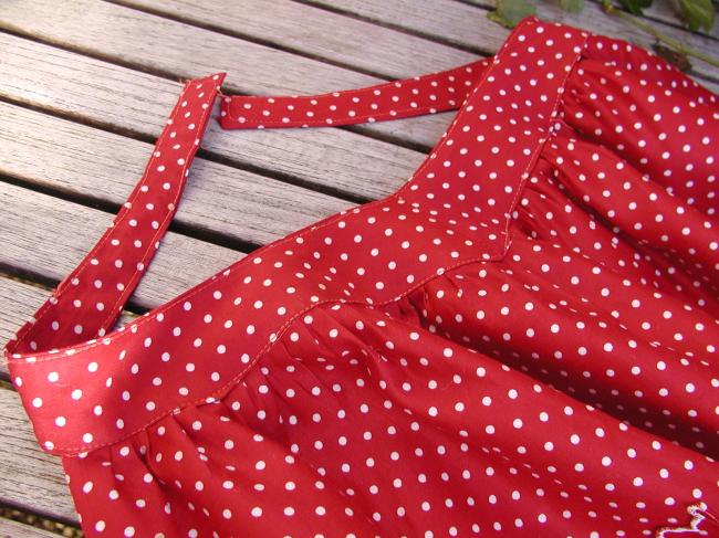 Adorable apron in garnet-coloured satin cotton with polka dots 1920