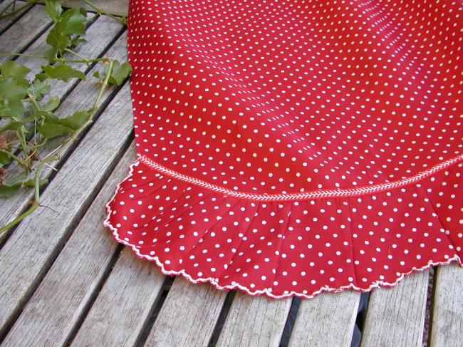 Adorable apron in garnet-coloured satin cotton with polka dots 1920