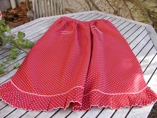 Adorable apron in garnet-coloured satin cotton with polka dots 1920