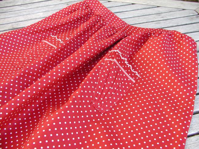 Adorable apron in garnet-coloured satin cotton with polka dots 1920
