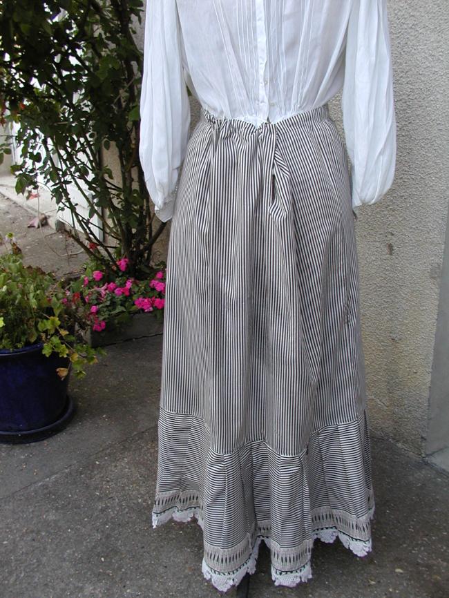 Adorable jupon en cotonnade imprimée rayures et dentelle d'irlande1900-20