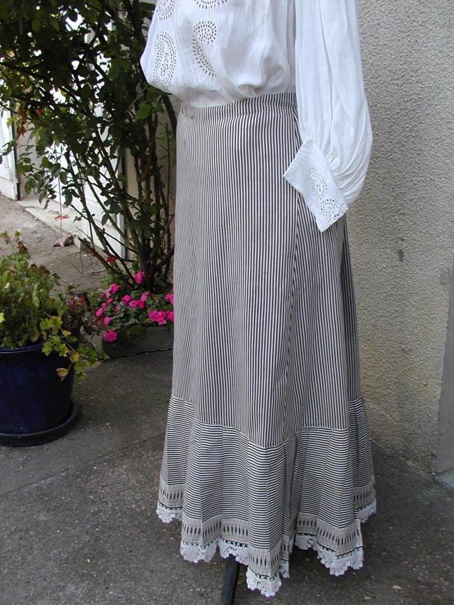 Adorable jupon en cotonnade imprimée rayures et dentelle d'irlande1900-20