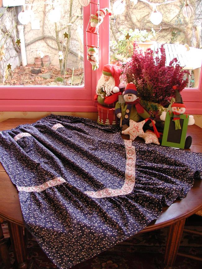 Very pretty apron in fine flannelette of cotton with print flowers in navy blue