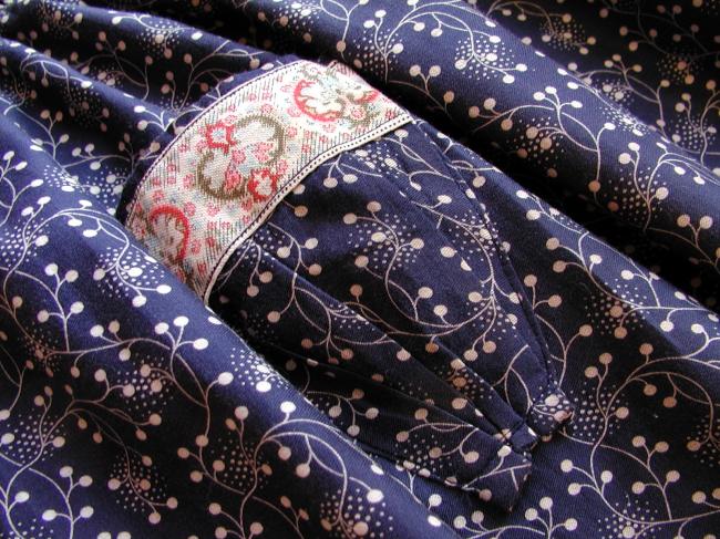 Very pretty apron in fine flannelette of cotton with print flowers in navy blue