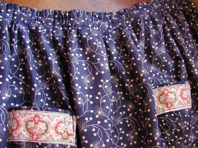 Very pretty apron in fine flannelette of cotton with print flowers in navy blue