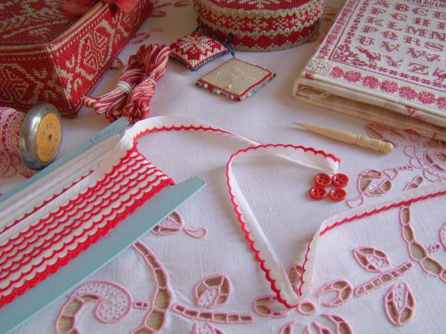 Très joli ancien ruban passepoil en coton blanc à festons rouges 1950,12mm