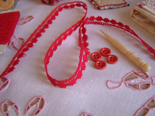 Charmante dentelle de coton rouge à festons picotés en 12mm
