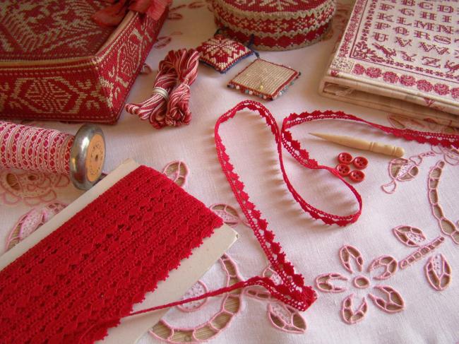 Charmante dentelle de coton rouge à festons picotés en 12mm