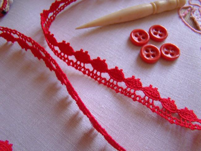 Charmante dentelle de coton rouge à festons picotés en 12mm