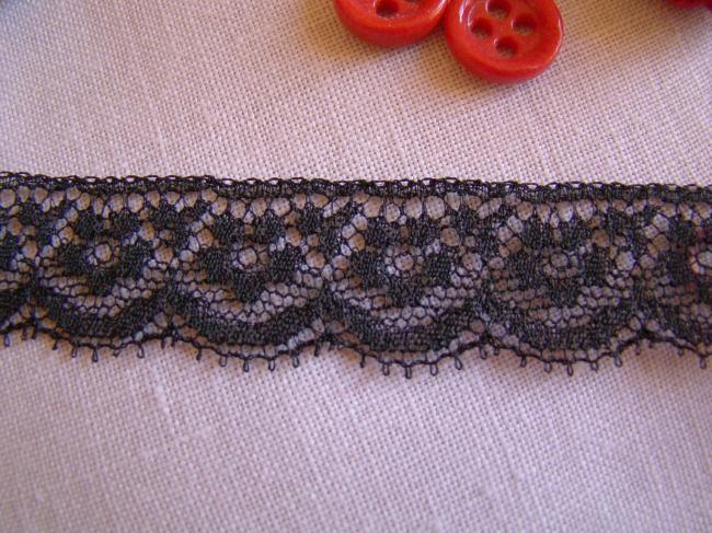 Charmante dentelle ancienne noire festonnée de Calais, largeur 18mm
