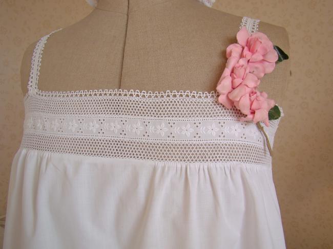 Adorable chemise de jour en batiste de lin brodée de fleurs et petits jours