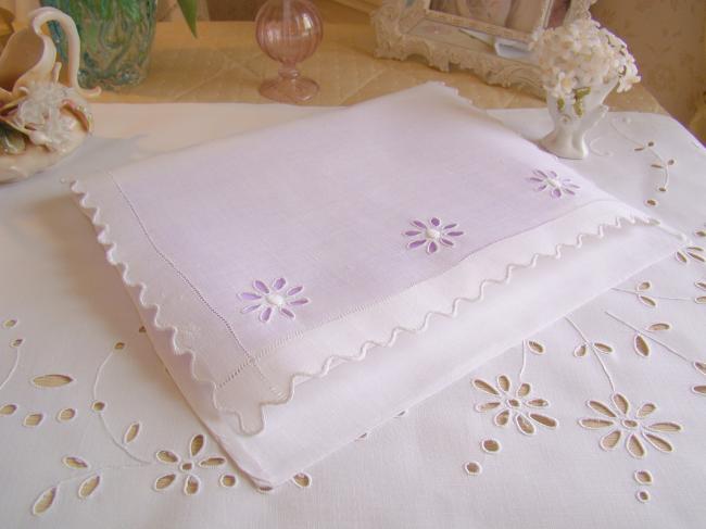 Jolie pochette à lingerie en lin brodé de marguerites ajourées 1920
