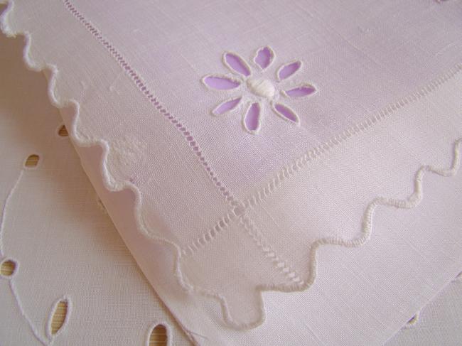 Jolie pochette à lingerie en lin brodé de marguerites ajourées 1920